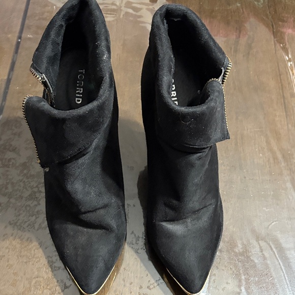 Torrid Black Ankle Booties with Gold Accents size 10 - Picture 1 of 3